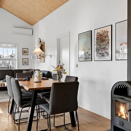 Holiday home Gorgeous In Tarm With Kitchen *